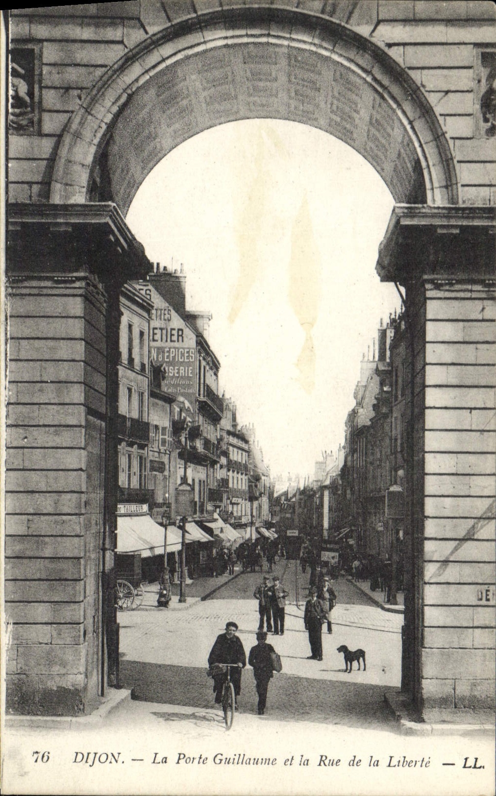 CPA Dijon la porte Guillaume et la rue de la Liberte