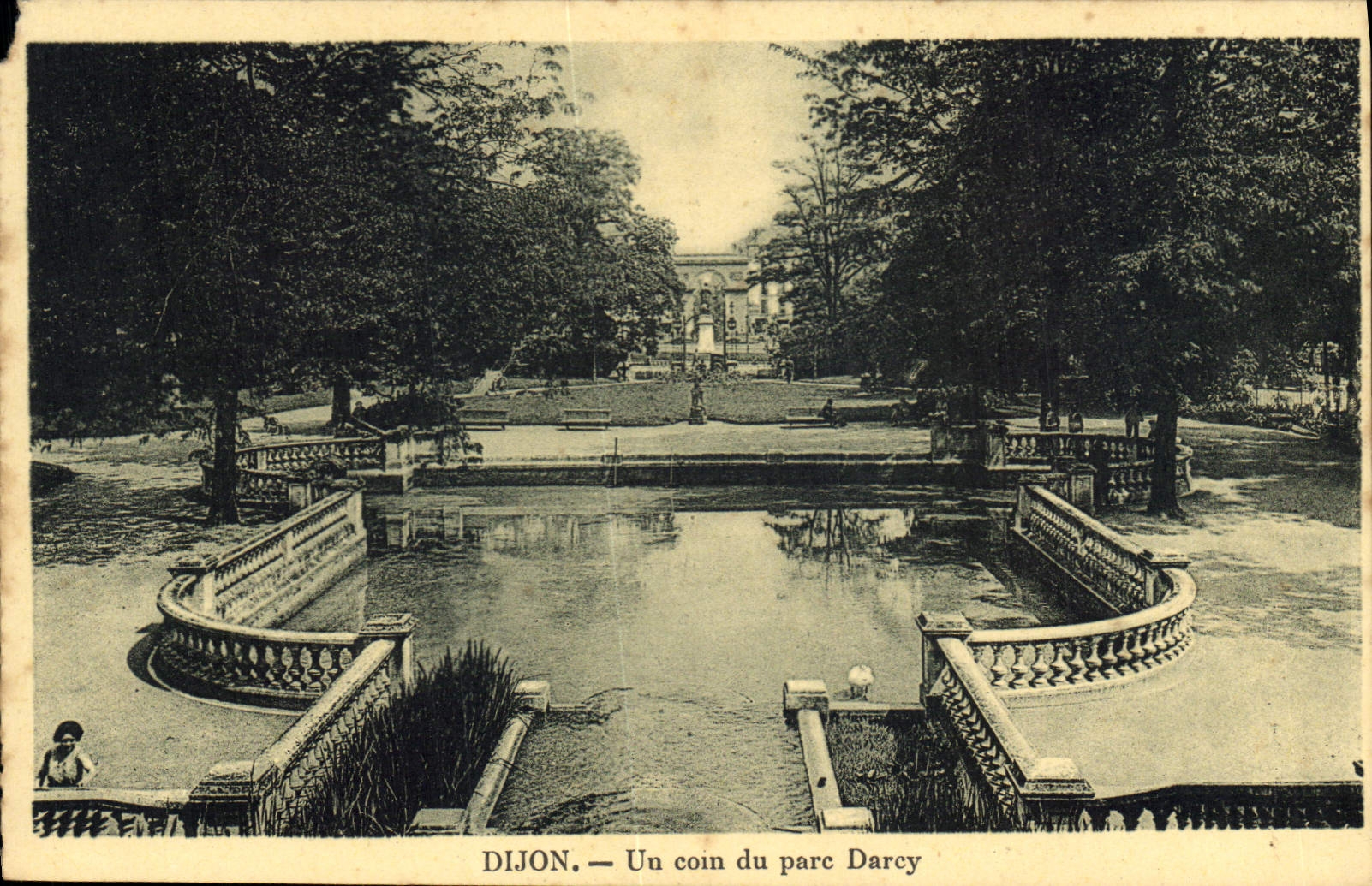 CPA Dijon un coin du parc Darcy 