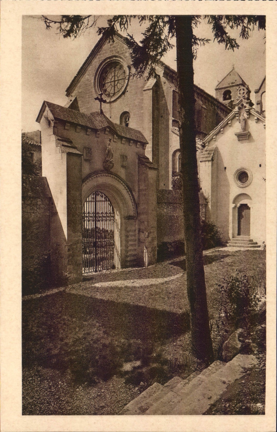 CPA Abbaye de Senanque Gordes Vaucluse entree de l'Abbaye 