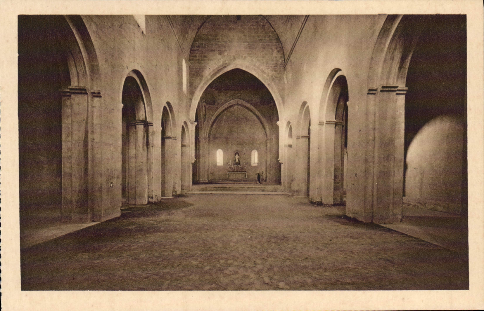 CPA Abbaye de Senanque Gordes Vaucluse Eglise abbatiale nef centrale XII siecle