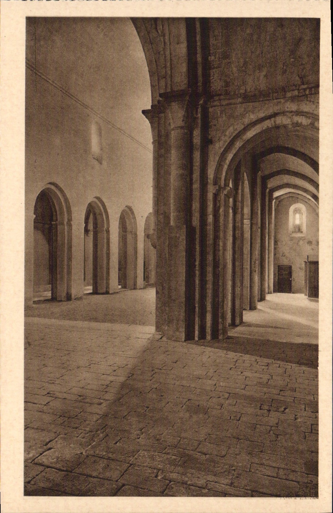 CPA Abbaye de Senanque Gordes Vaucluse eglise abbatiale nef et bas cote 