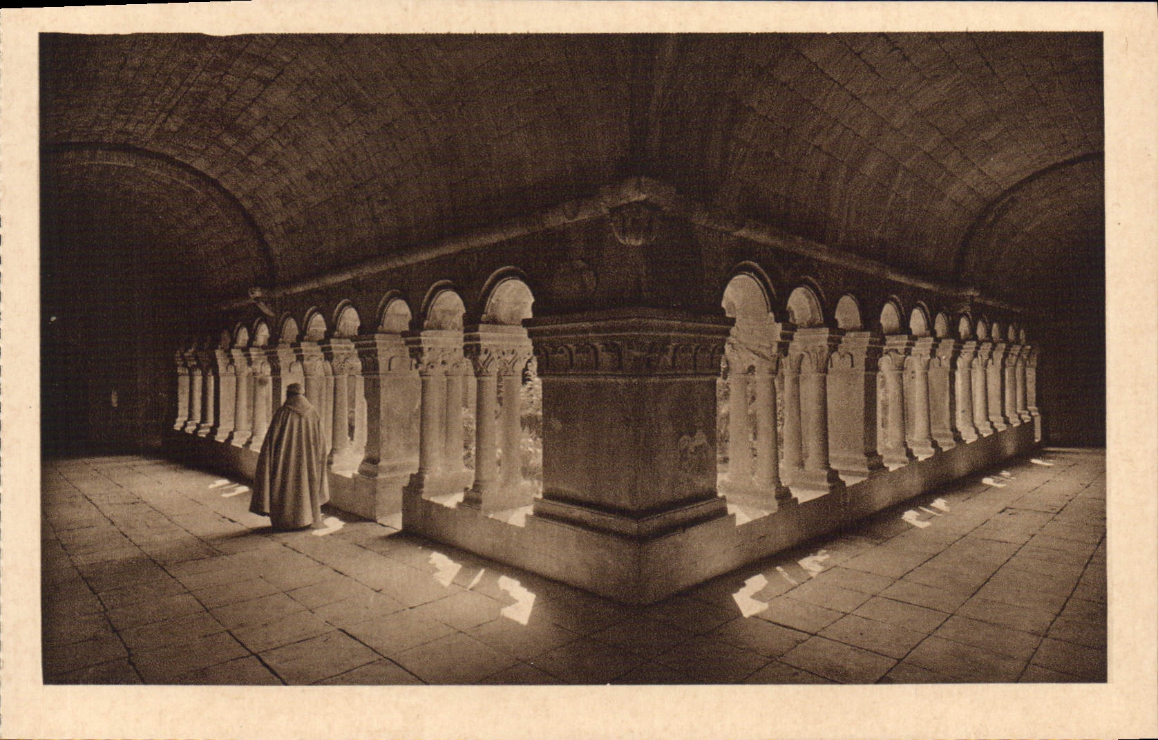 CPA Abbaye de Senanque Gordes Vaucluse Galeries du Cloitre XII siecle