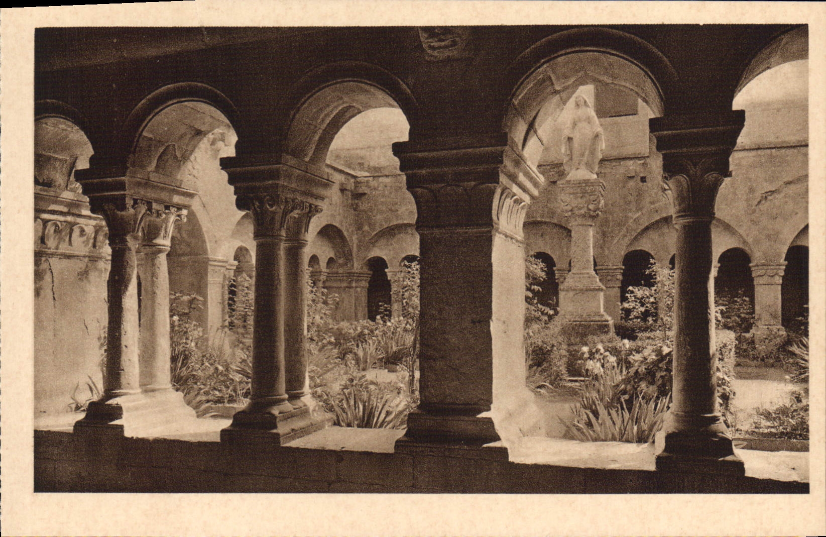 CPA Abbaye de Senanque Gordes Vaucluse le Cloitre et la Vierge de l'Inviolata