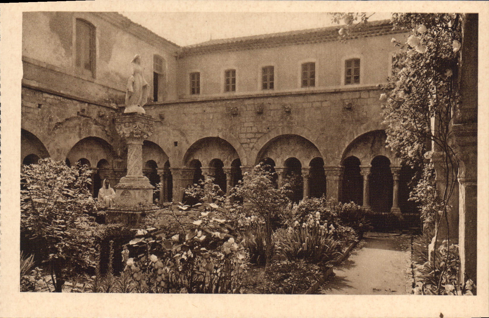 CPA Abbaye de Senanque Gordes Vaucluse interieure du Cloitre XII siecle