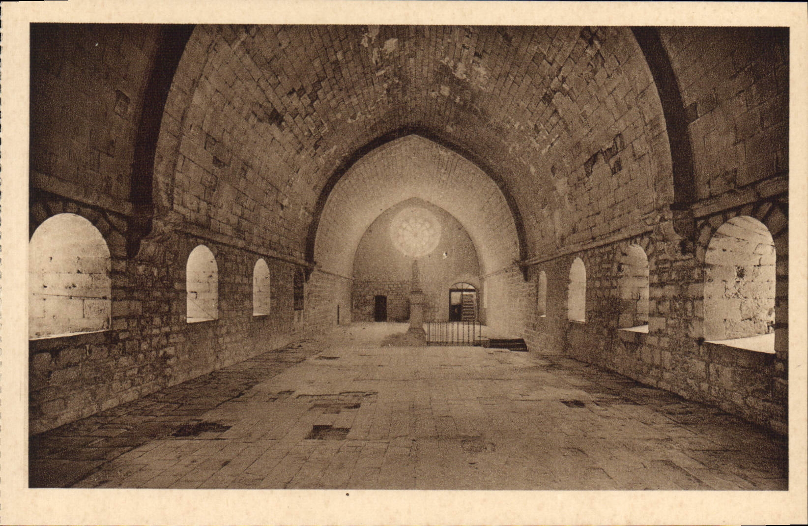 CPA Abbaye de Senanque Gordes Vaucluse Ancien dortoir XII siecle