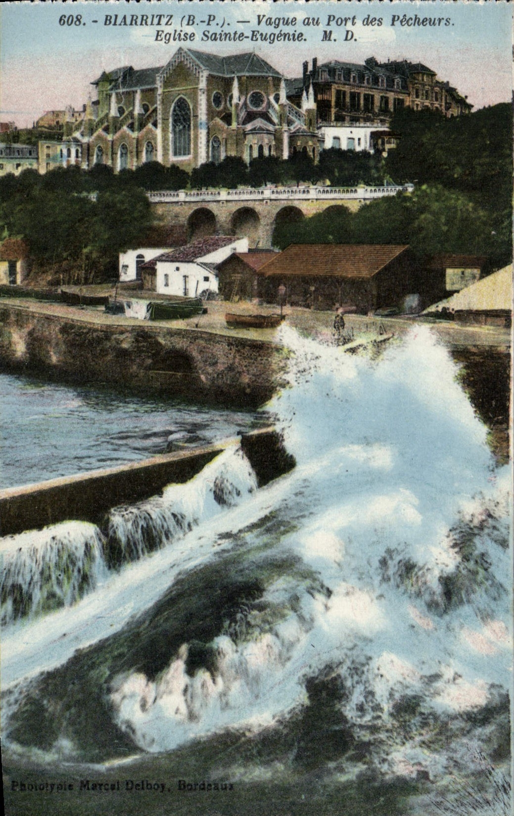 CPA Biarritz B P Vague au port des Pecheurs Eglise Saint Eugenie