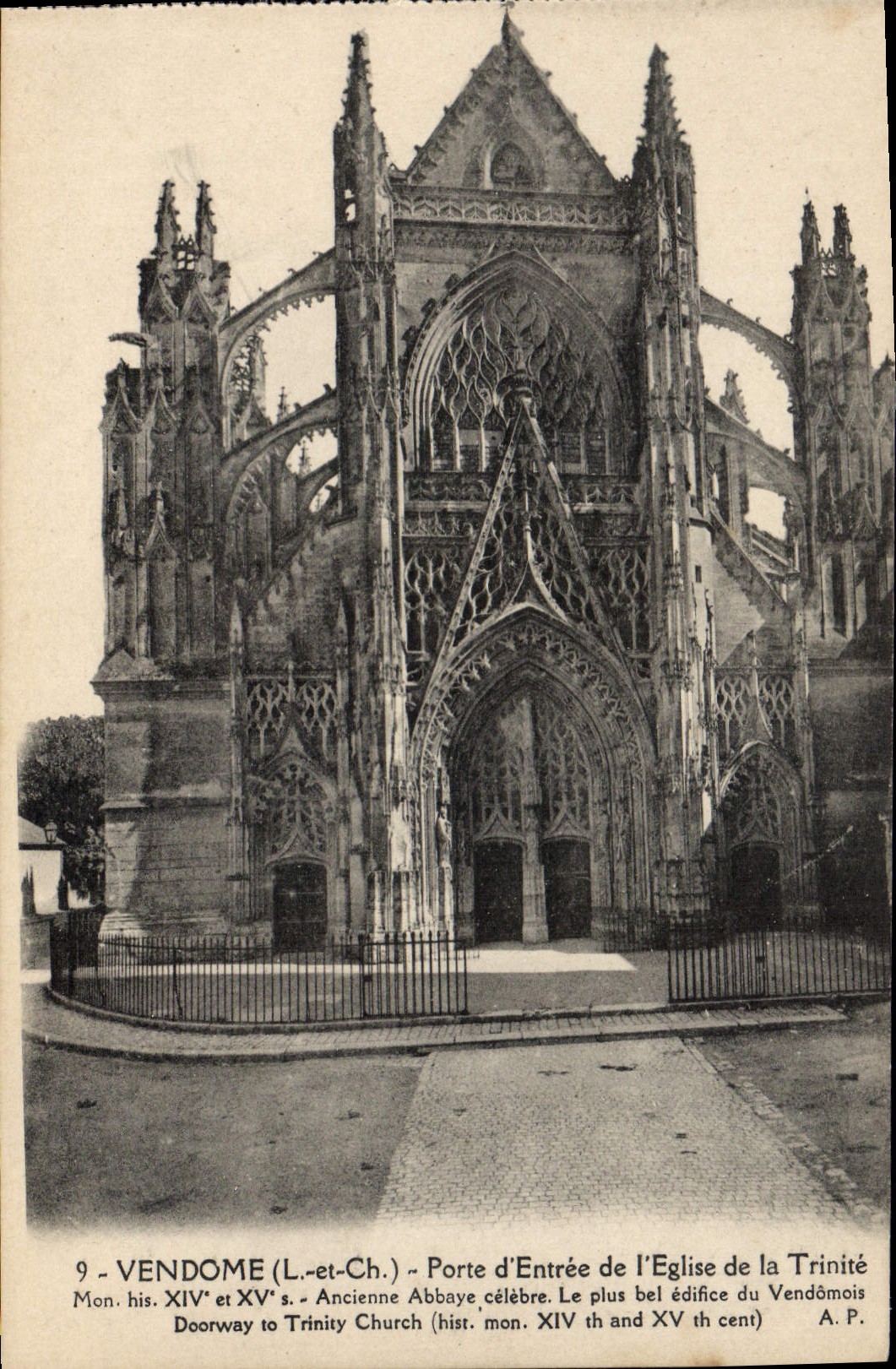 CPA Vendome L et Ch porte d'entree de l'eglise de la Trinite Mon His XIV et XV S ancienne Abbaye cel