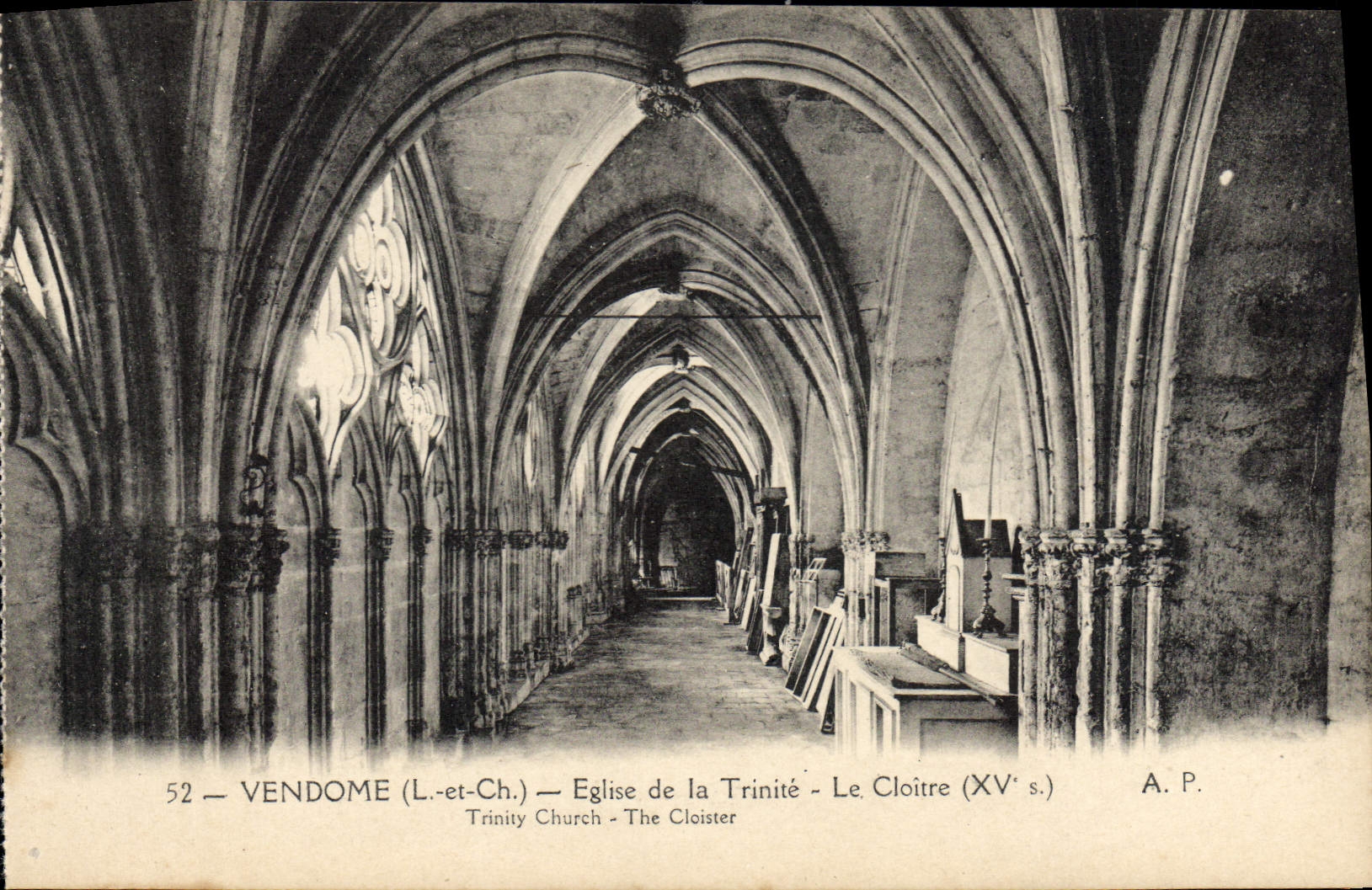 CPA Vendome L et Ch eglise de la Trinite le Cloitre XV S