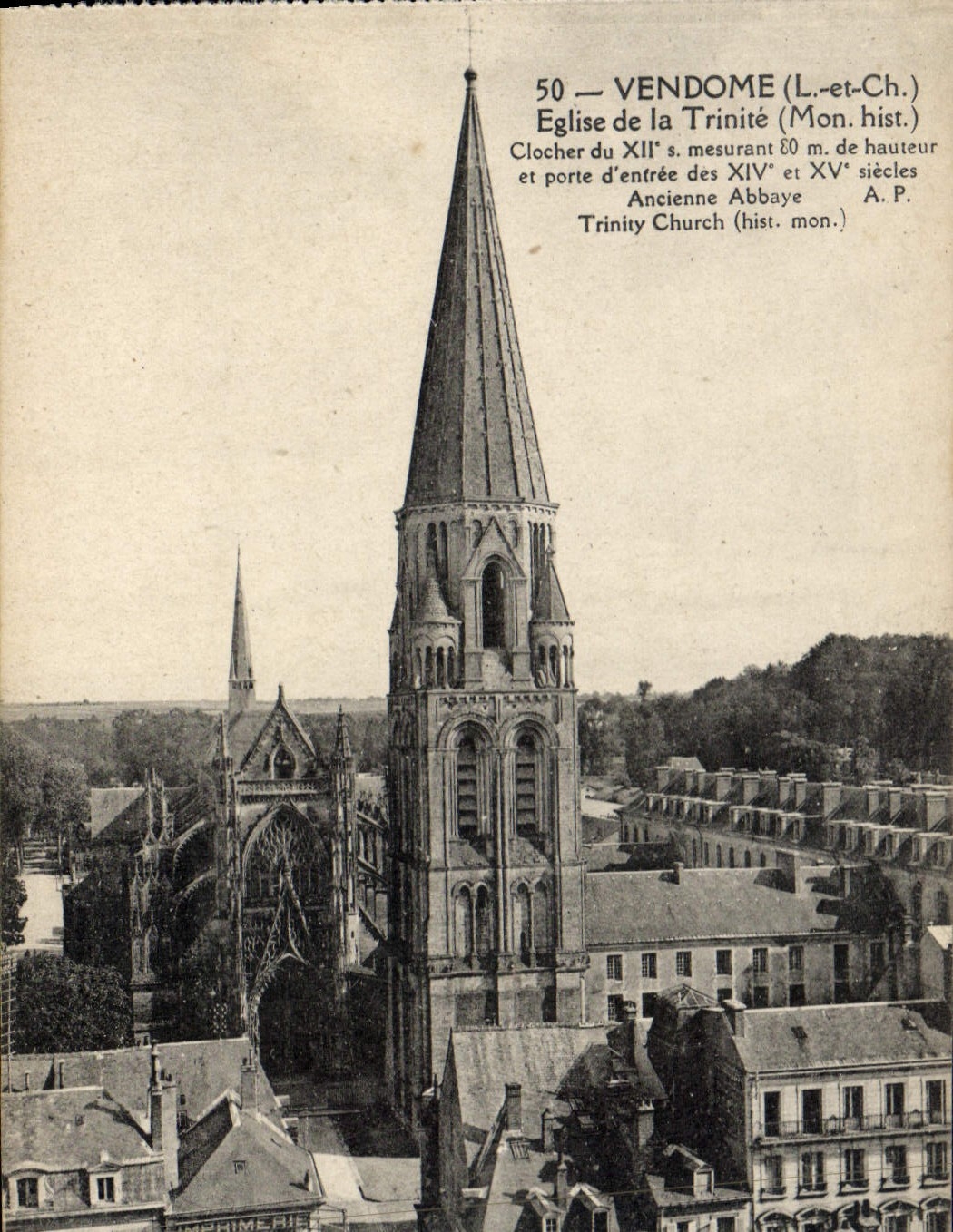 CPA Vendome L et Ch eglise de la Trinite Mon His Clocher du XII S et porte d'entree des XIV et XV si