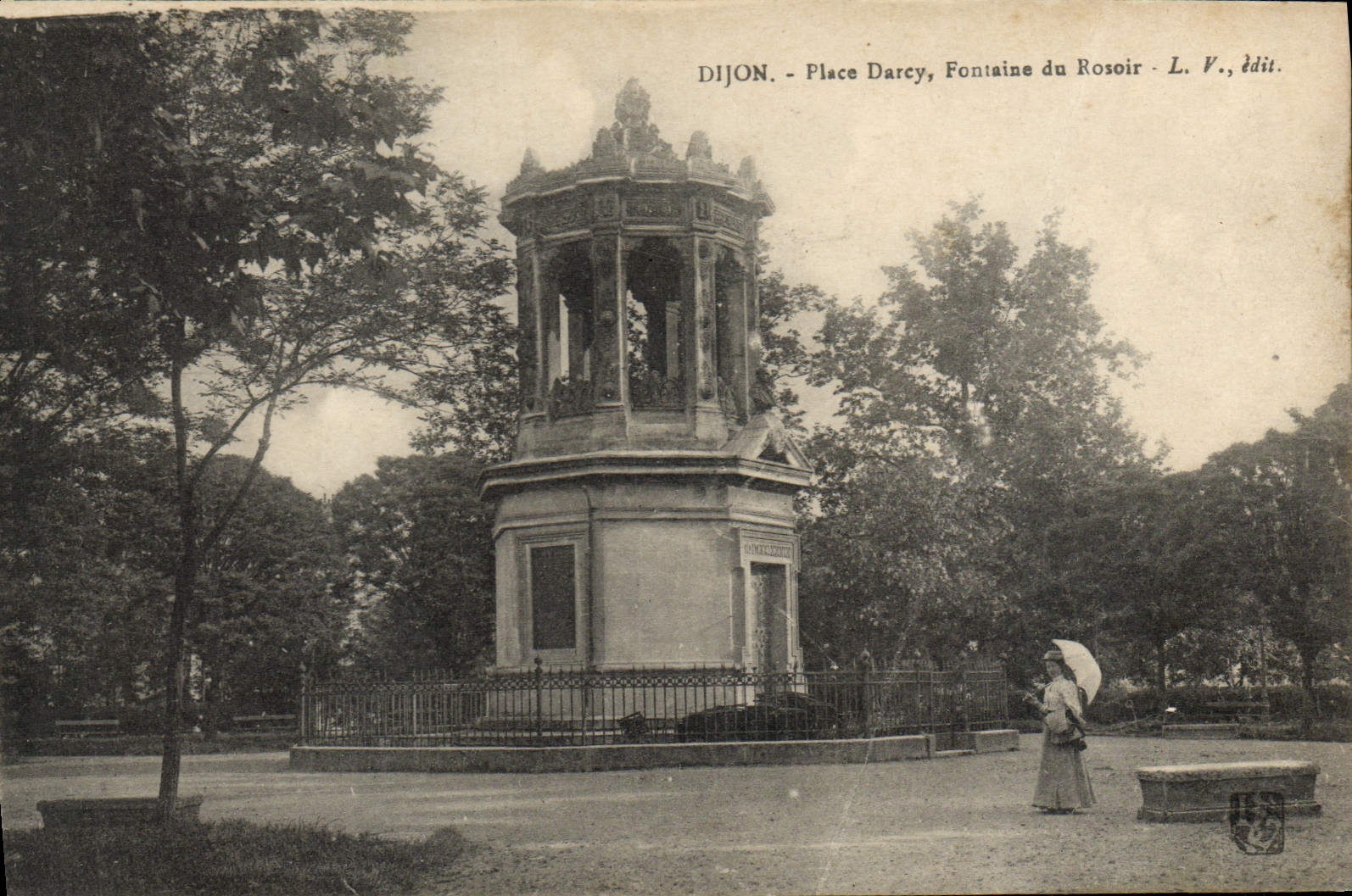 CPA Dijon place Darcy Fontaine du Rosoir