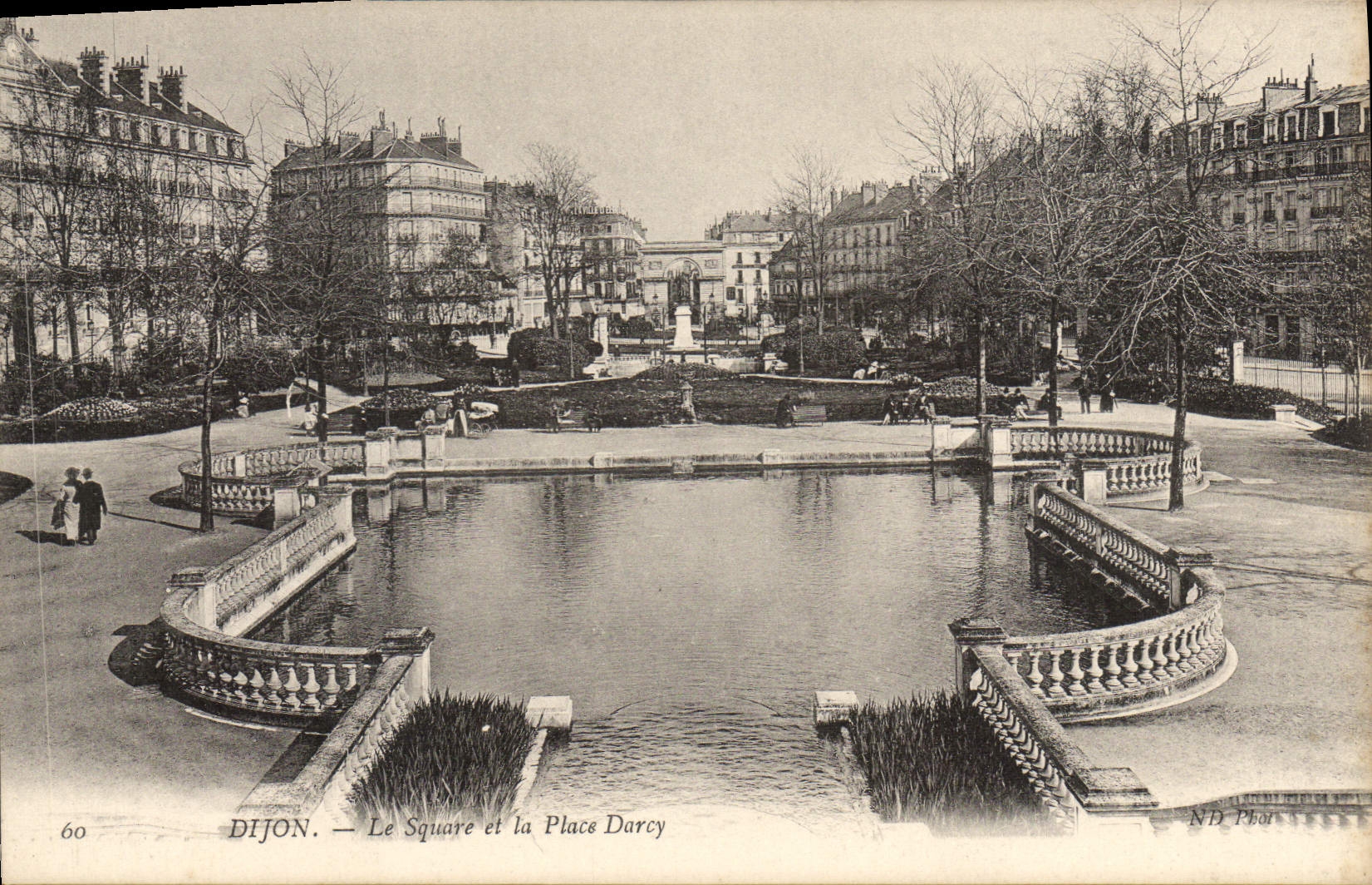 CPA Dijon le Square et la place Darcy 