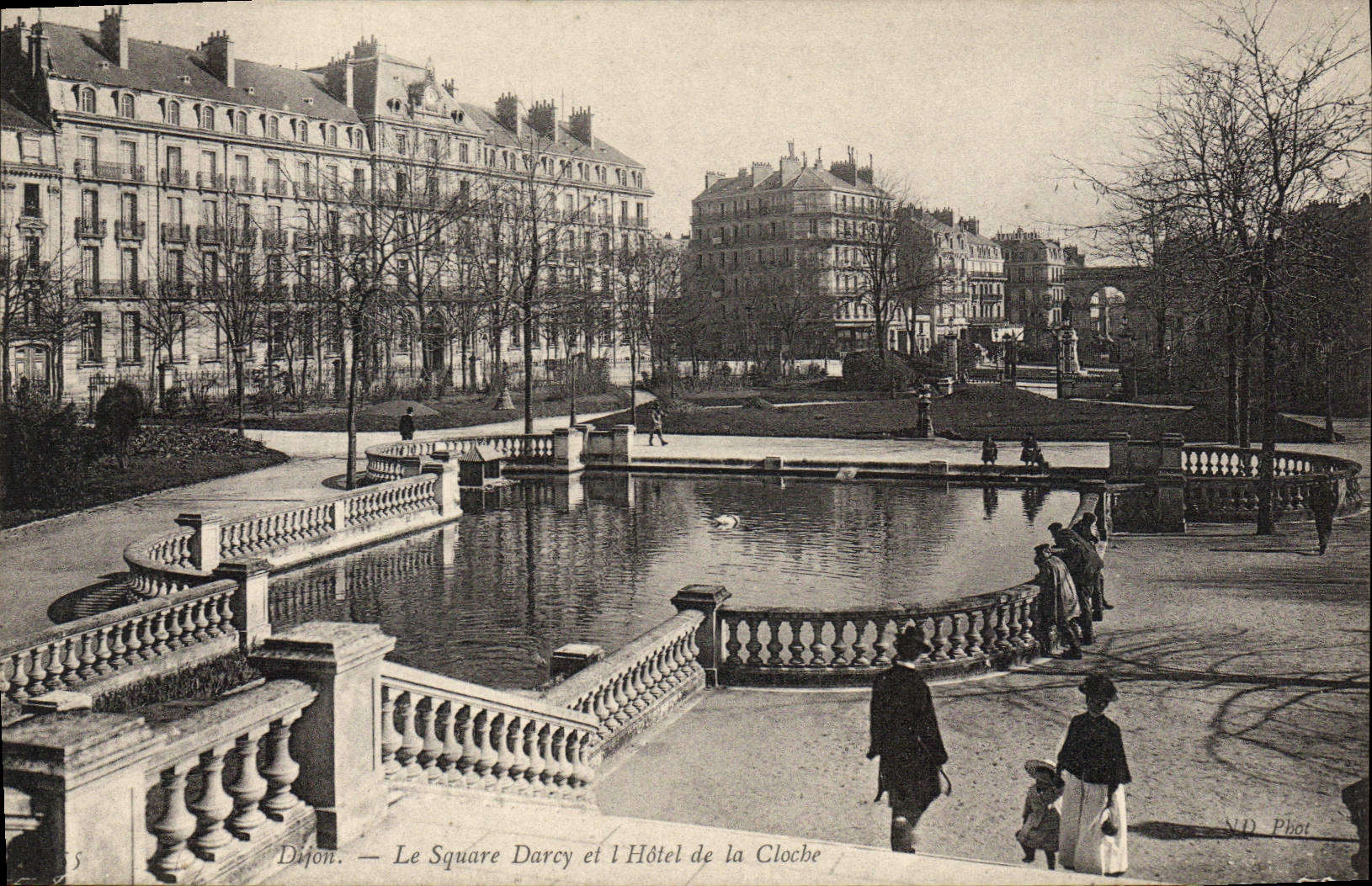 CPA Dijon le Square Darcy et l'hotel de la Cloche 
