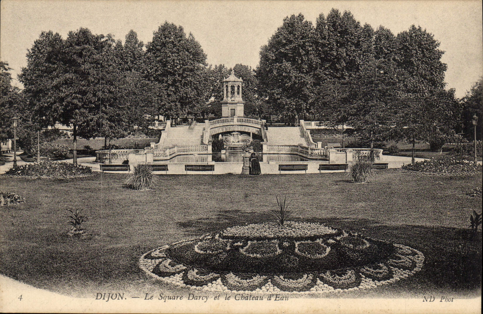 CPA Dijon le Square Darcy et le chateau d'Eau 