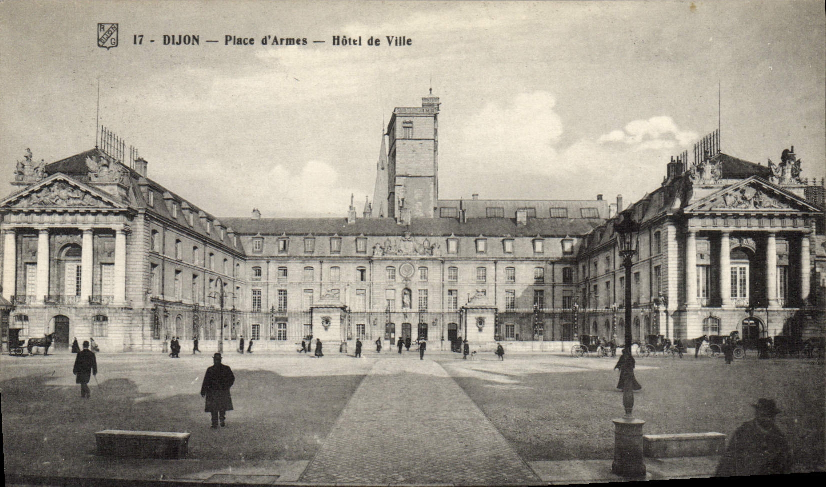 CPA Dijon place d'Armes hotel de ville 