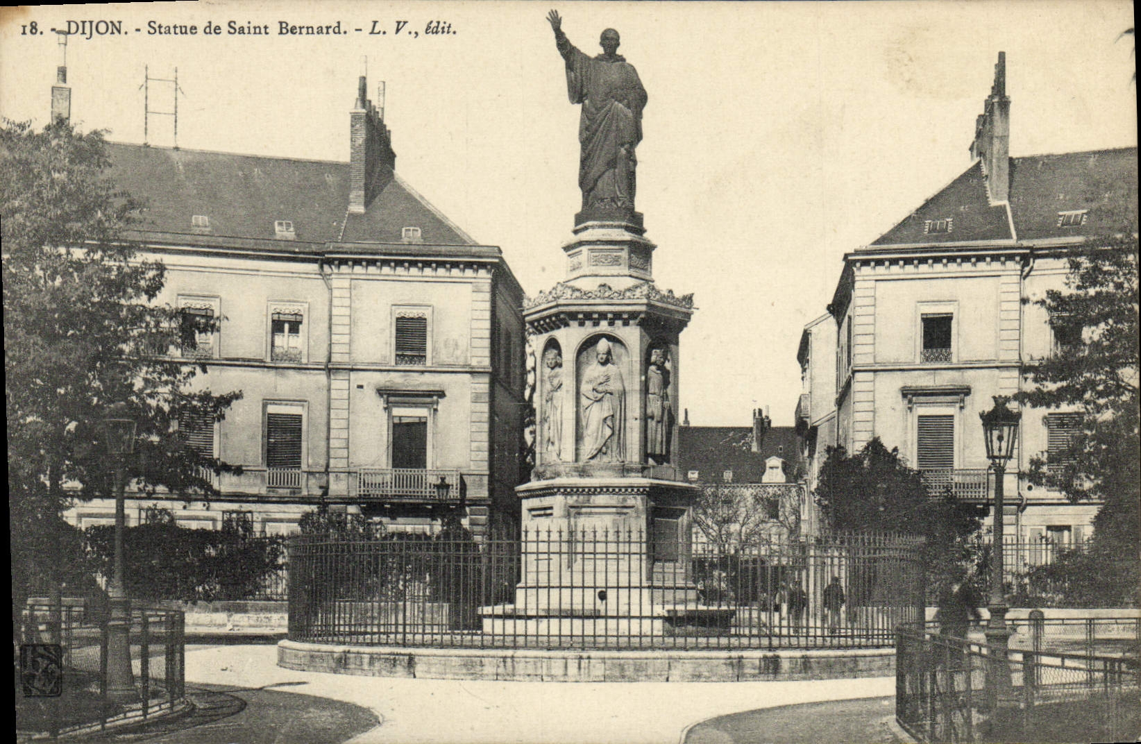 CPA Dijon Statue de Saint Bernard 