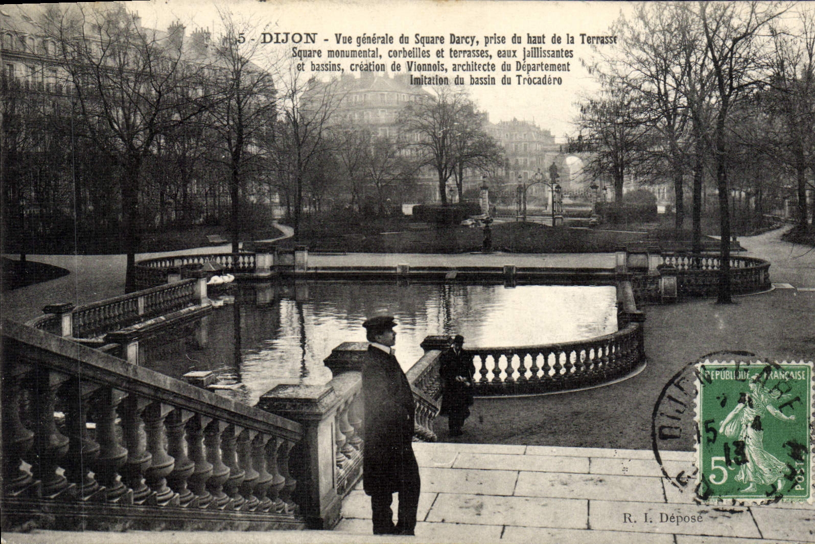 CPA Dijon vue generale de Square darcy prise du haut de la Terrasse Square monumental corbeilles et
