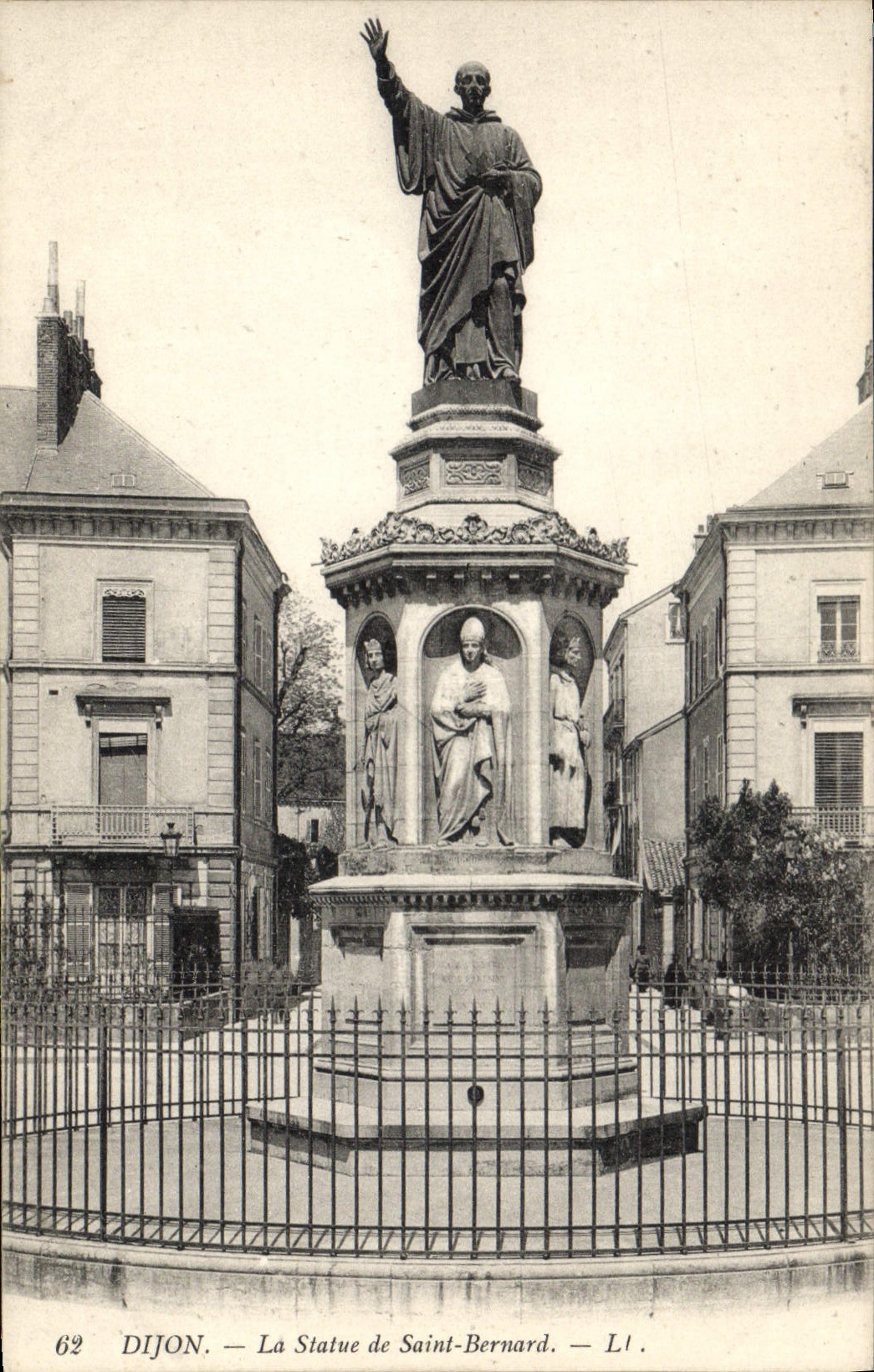 CPA Dijon la statue de Saint Bernard 
