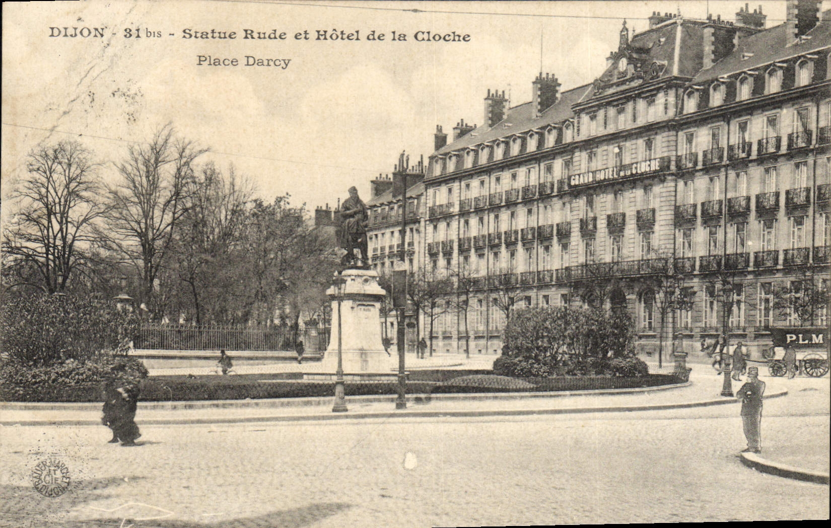 CPA Dijon statue Rude et hotel de la Cloche Place Darcy
