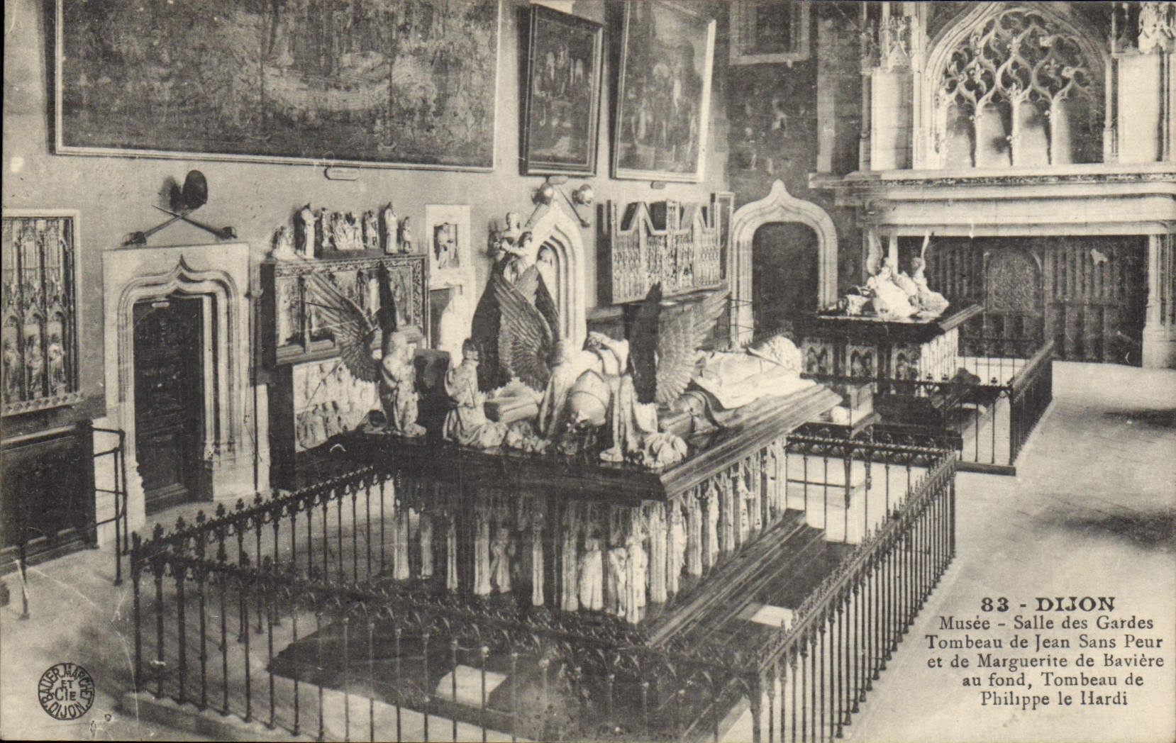 CPA Dijon Musee Salle des Gardos Tombeau de Jean Sans Peur et de Marguerite de Baviere au fond Tombe