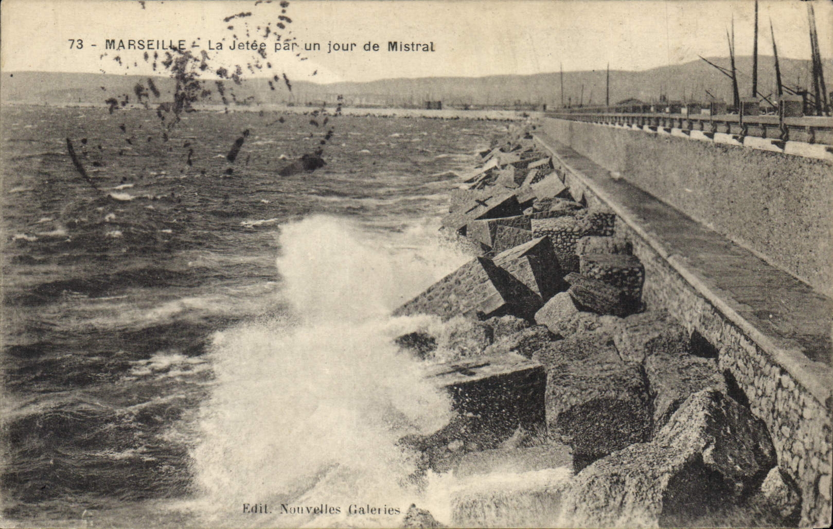 CPA Marseille la Jetee par un jour de Mistral