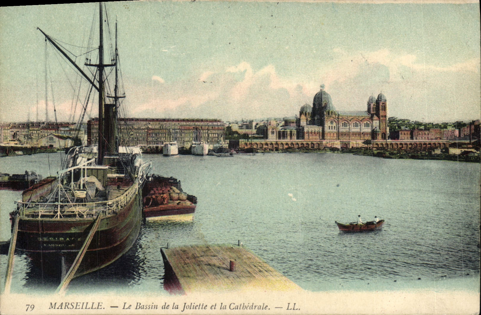 CPA Marseille le Bassin de la Joliette et la cathedrale