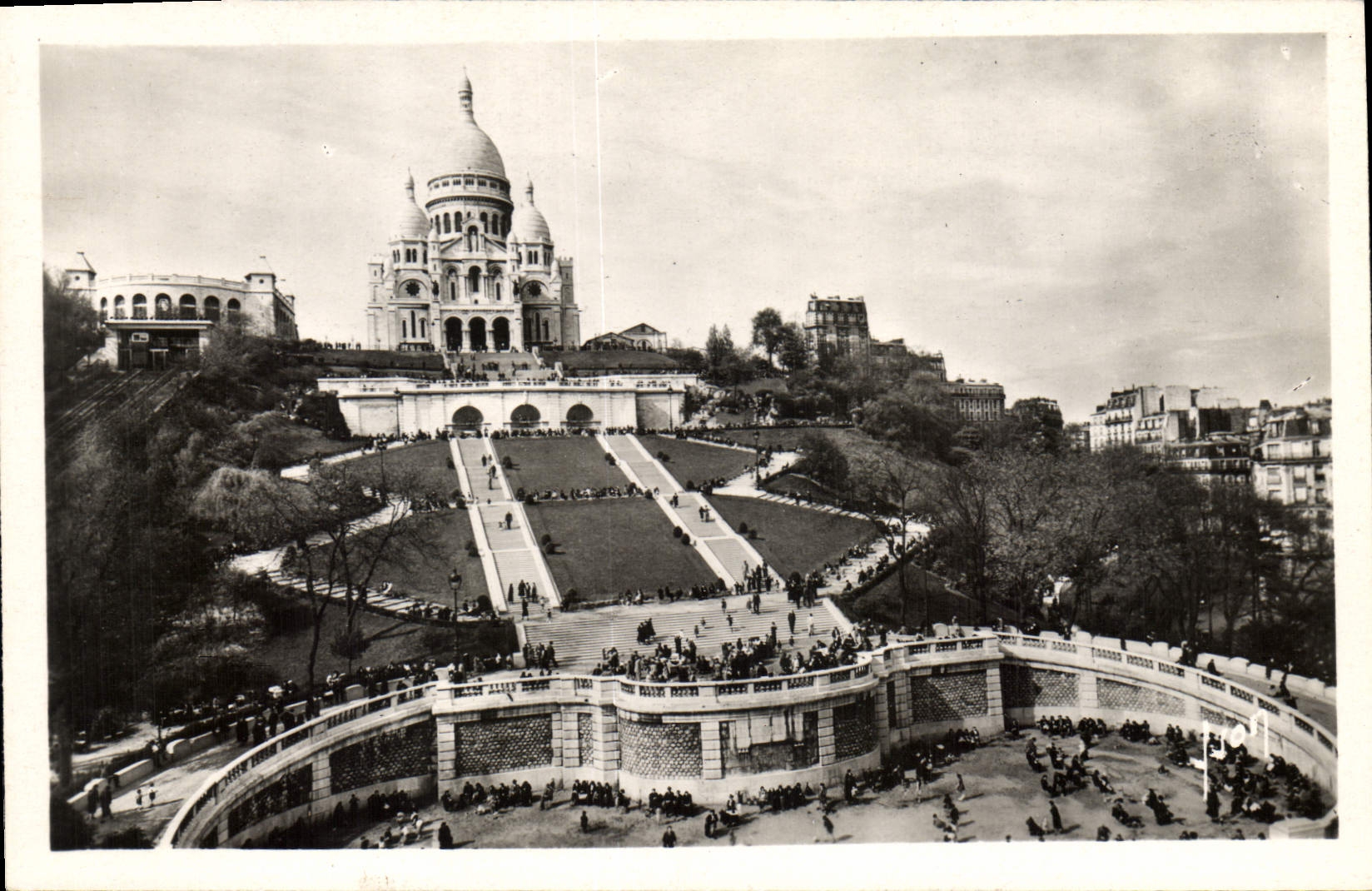 CPA Paris en Flanant La Basilique du Sacre Coeur et l'escalier Monumental 