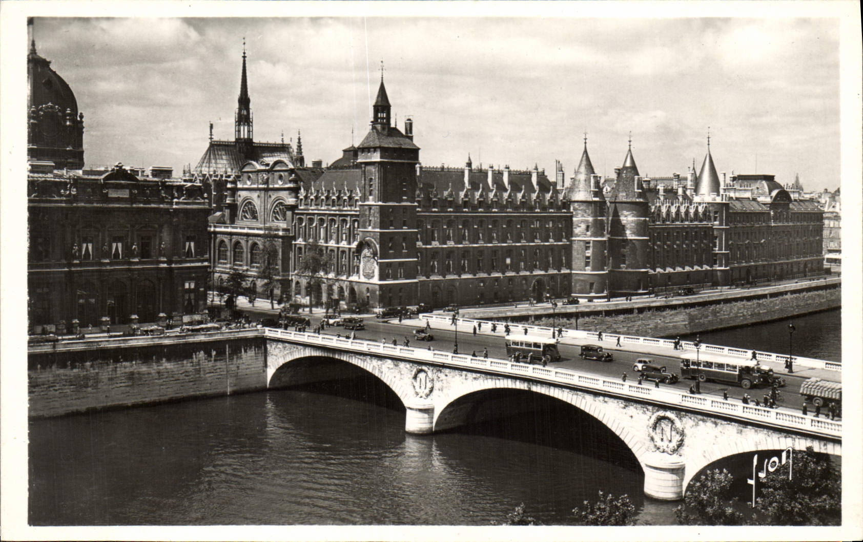 CPA Paris en Flanant le palais de justice et le pont au change 