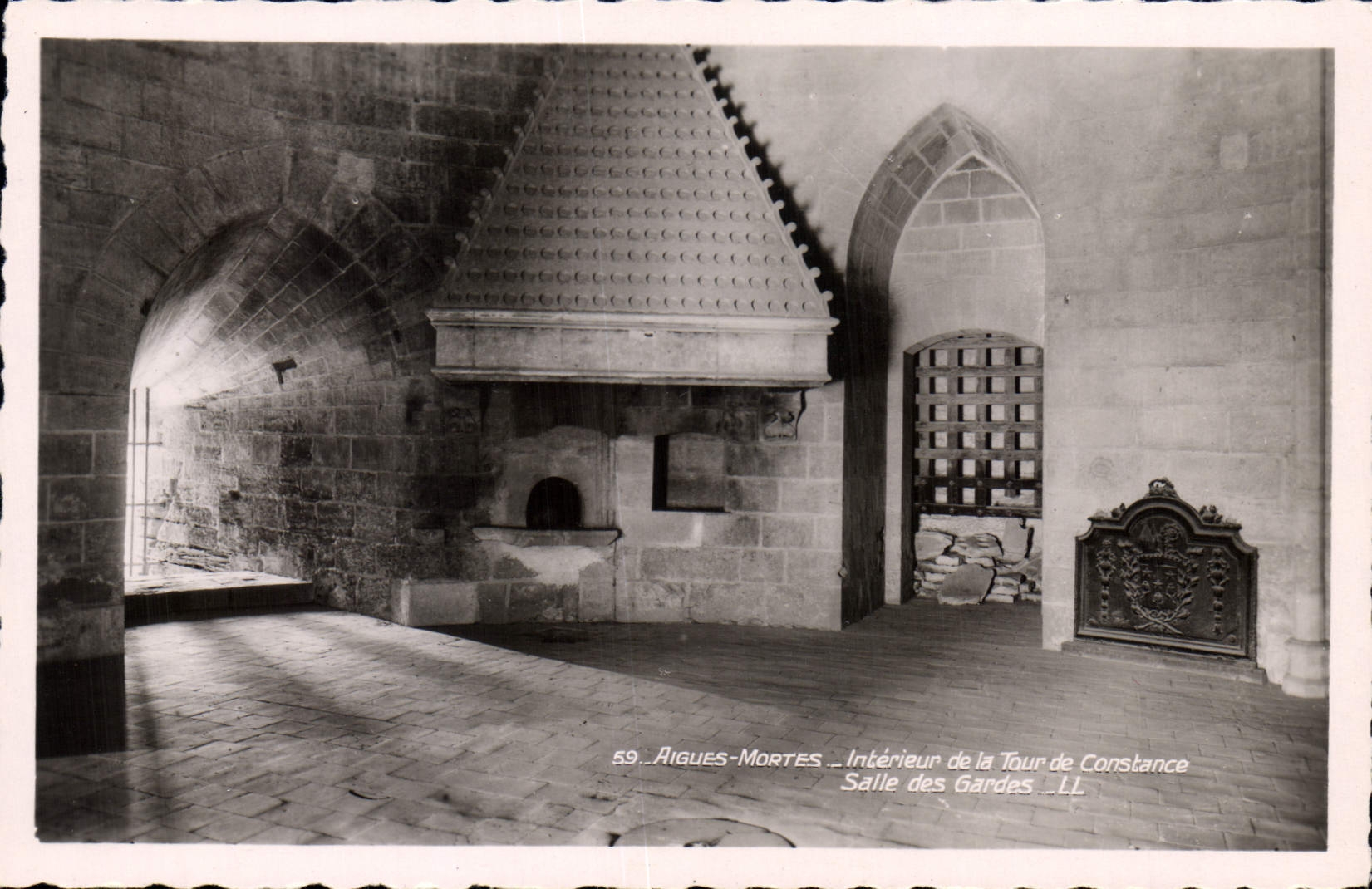 CPA Aigues Mortes interieur de la tour de Constance salle des Gardes 