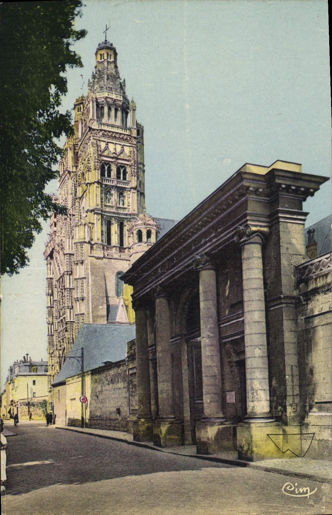 CPA Tours I et L entree du Musee ancien Archeveche et tours de la cathedrale 