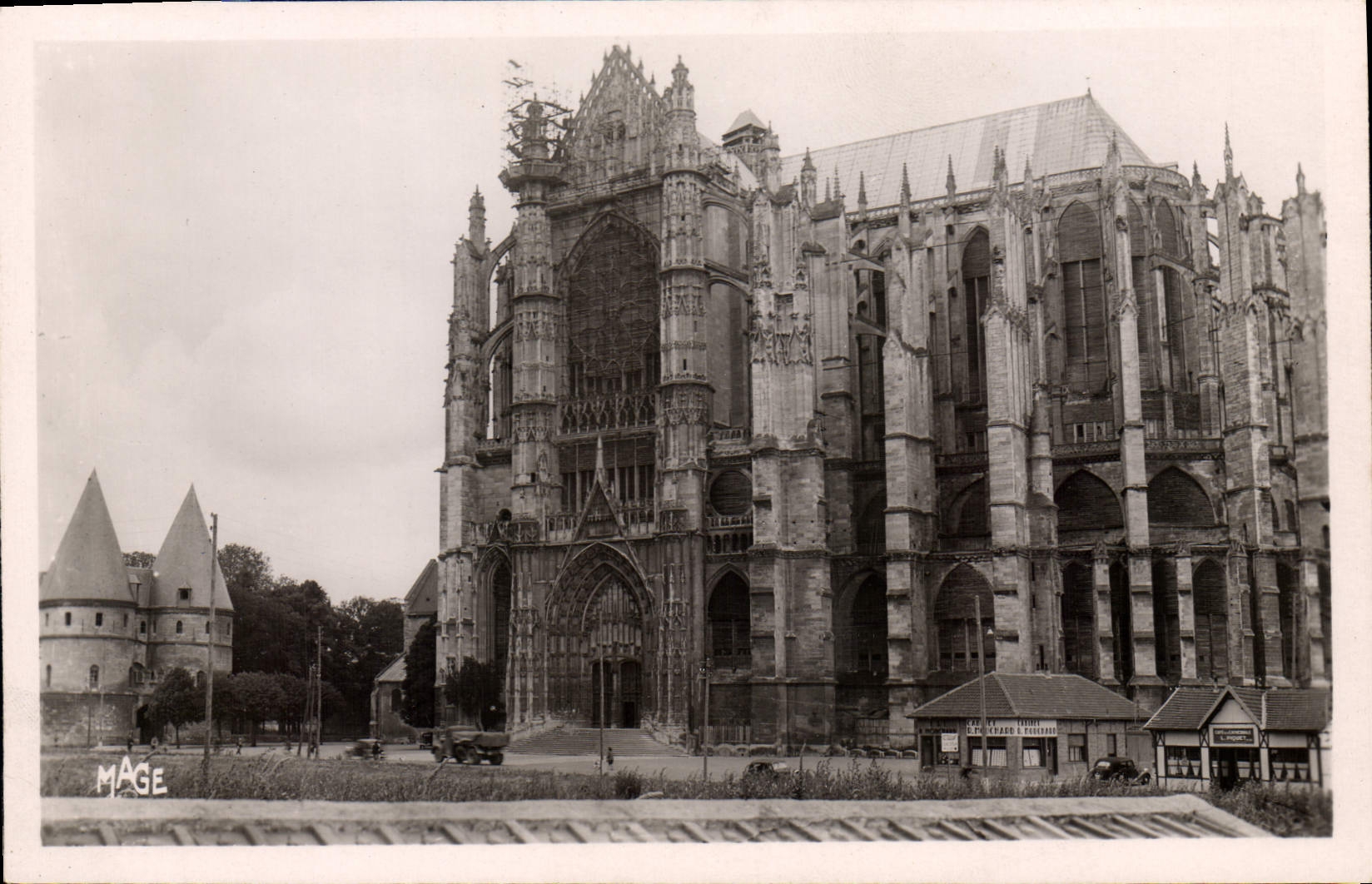 CPA Beauvais Oise la cathedrale et les Tourelles du palais de justice