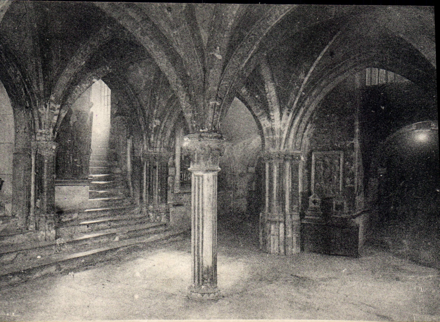 CPA Insigne Basilique St Sernin de Toulouse Crypte des Corps Saints 