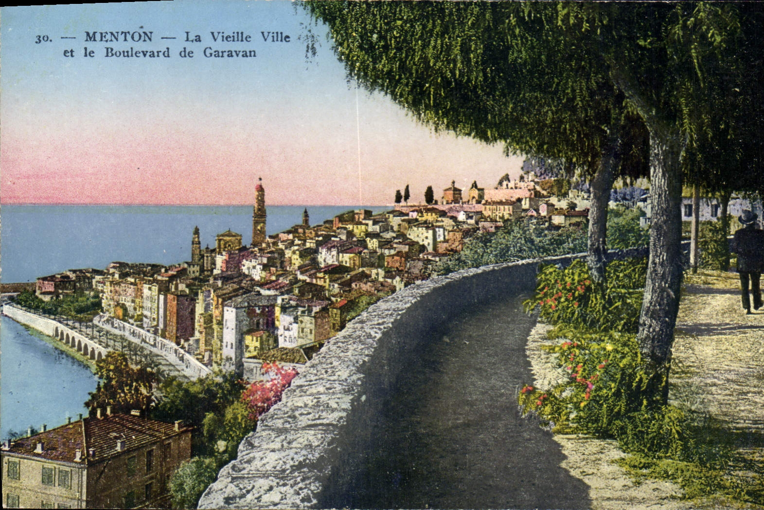 CPA Menton la Vieille ville et le Boulevard de Garavan 