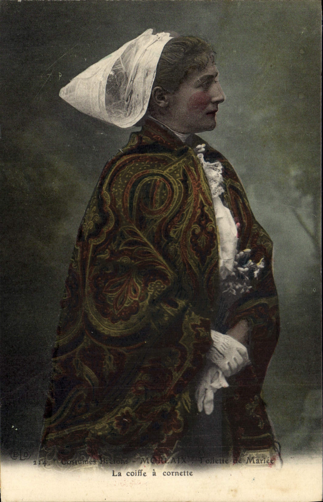 CPA La Coiffe a cornette Morlaix Folklore Femme