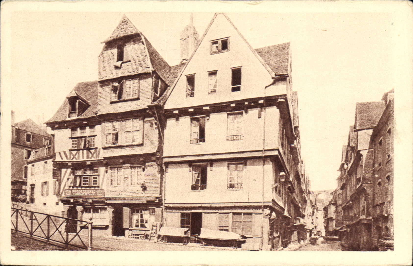 CPA Morlaix Vieilles Maisons et Perspective de la Grande Rue 