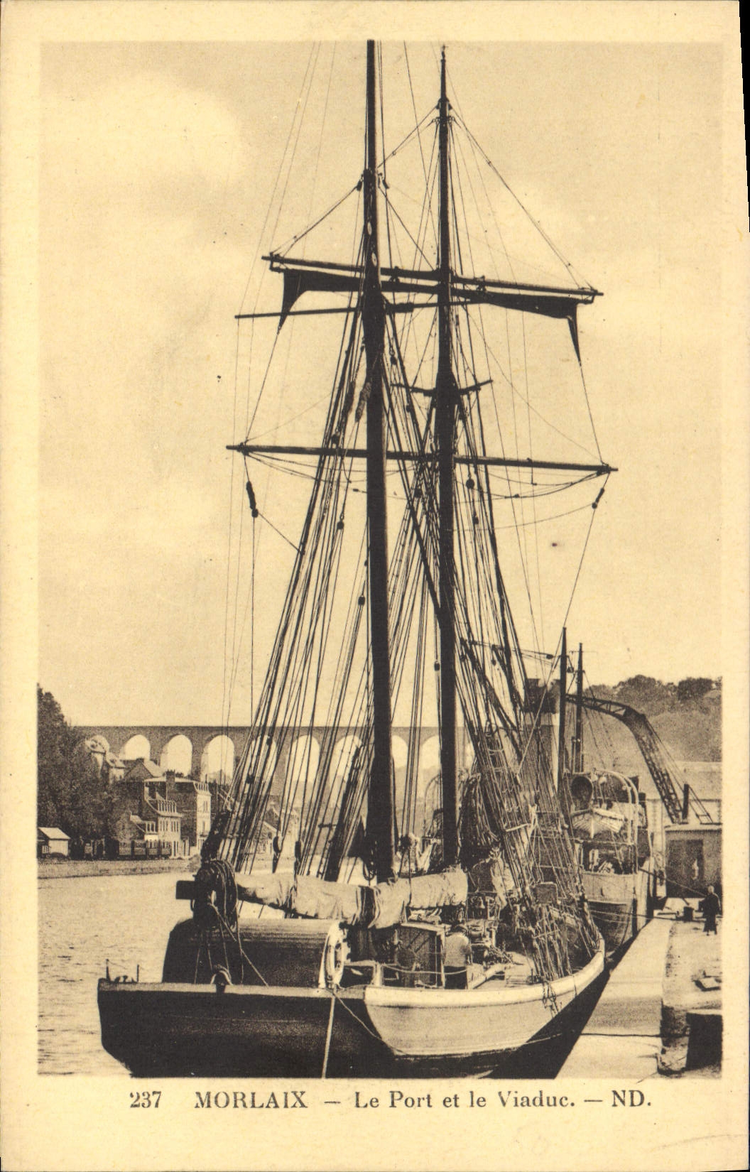 CPA Morlaix Le Port et le Viaduc Bateau