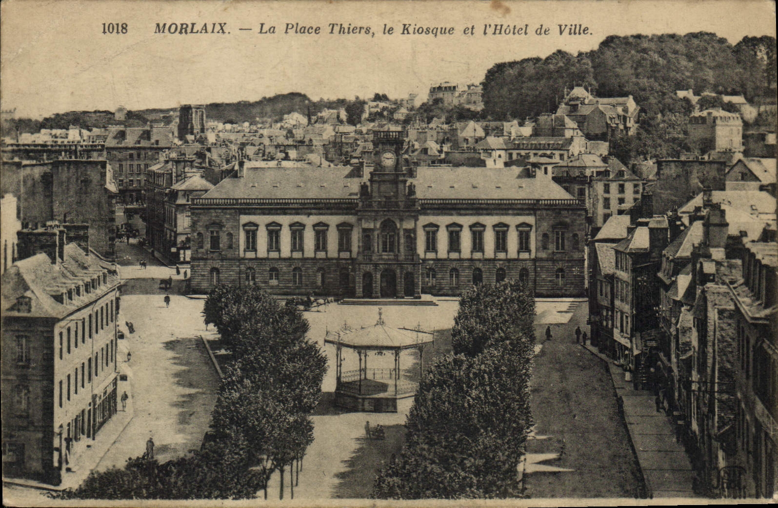CPA Morlaix La Place Thiers le Kiosque et l'Hotel de Ville 