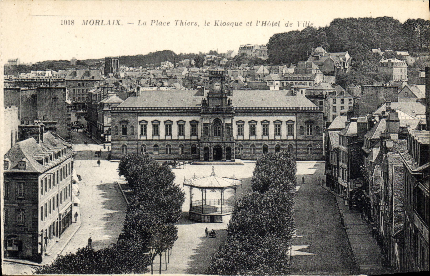 CPA Morlaix La Place Thiers le Kiosque et l'Hotel de Ville 