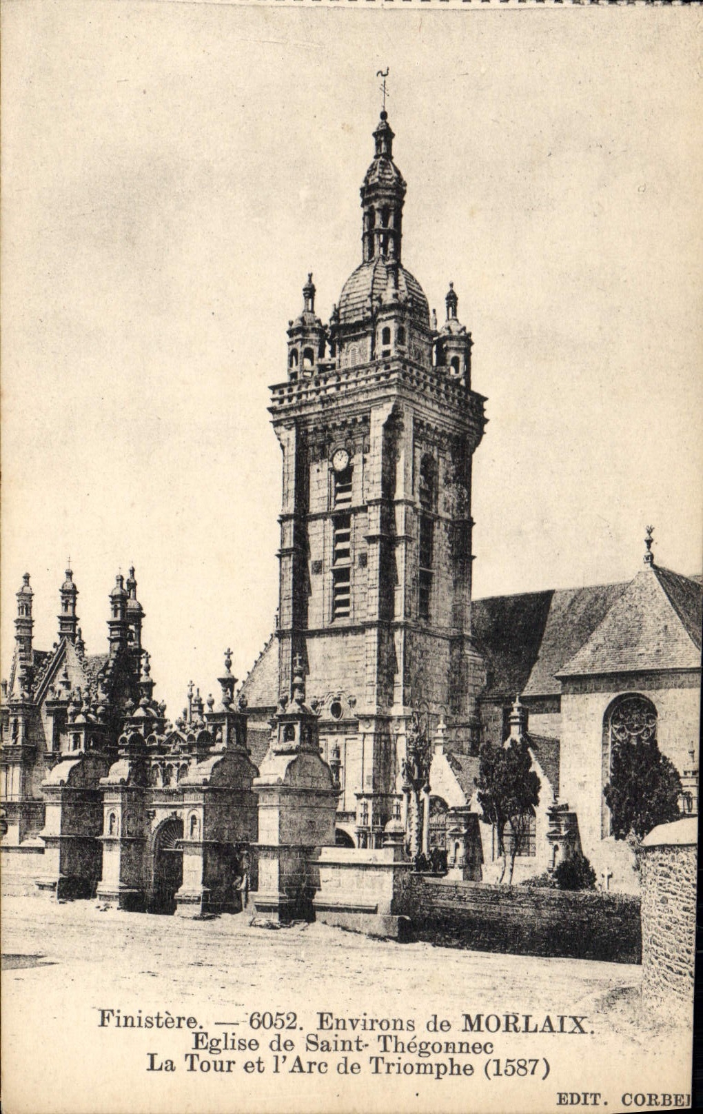CPA Finistere Environs de Morlaix Eglise de St Thegonnec La Tour et l'Arc de Triomphe 