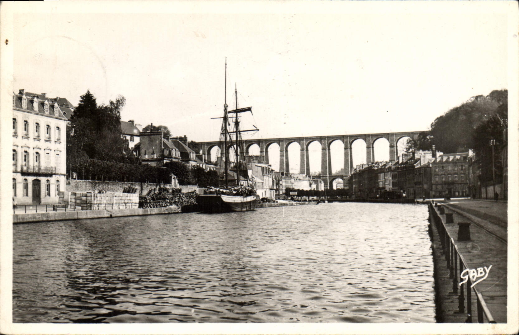 CPA Morlaix Quai Treguier et le Viaduc 