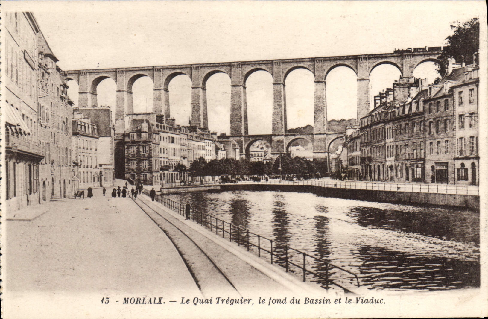 CPA Le Quai Treguier le fond du Bassin et le Viaduc Morlaix