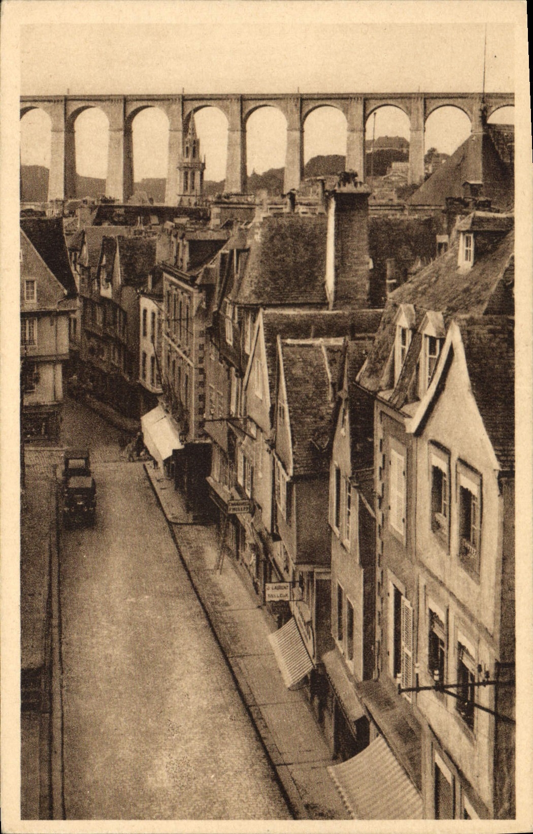 CPA Morlaix Finistere La Place des Halles et le Viaduc 