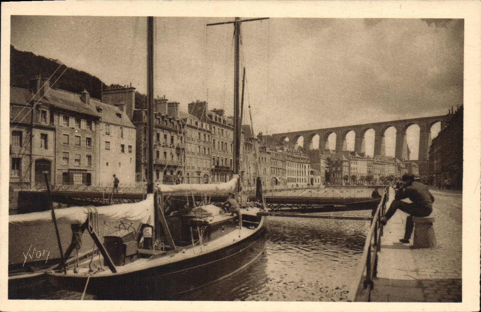 CPA La Douce France Bretagne Morlaix Finistere Le Bassin a flot et le Viaduc Bateau