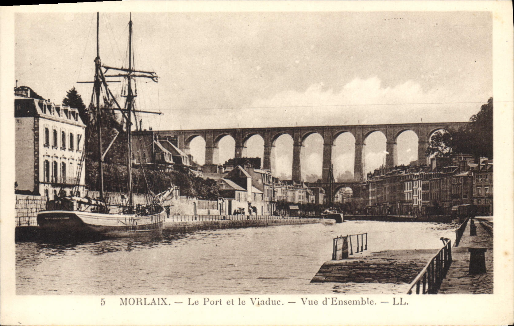 CPA Morlaix Le Port et le Viaduc Vue d'Ensemble Bateau