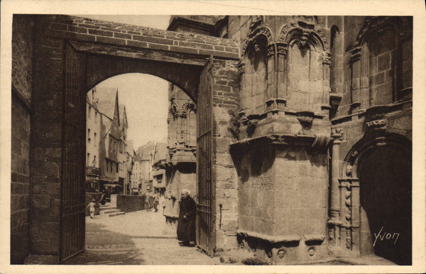 CPA La Douce France Bretagne Morlaix Fenestere La Rue Basse vue de l'Eglise Saint Mathieu 