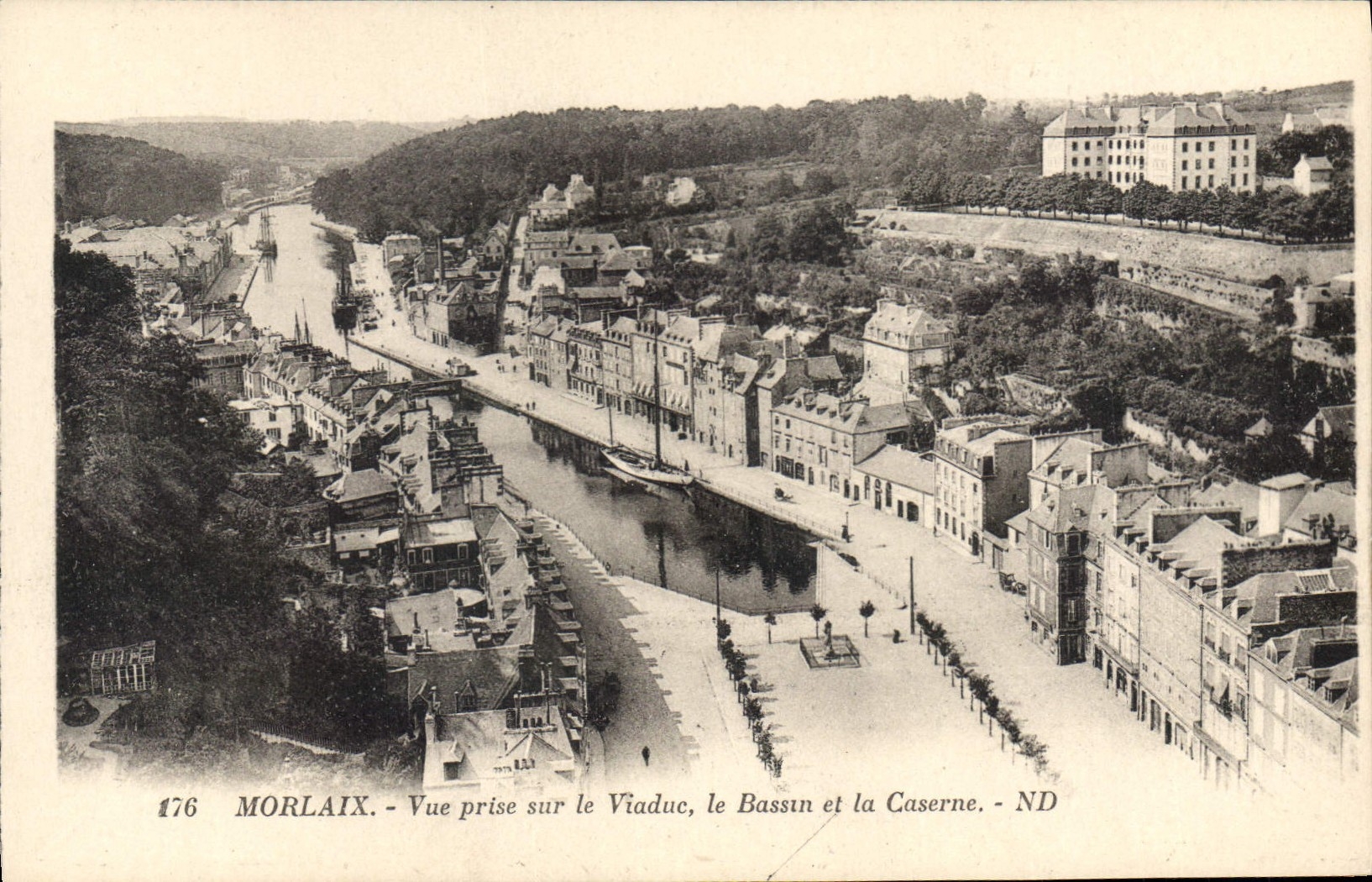 CPA Morlaix Vue prise dur le Viaduc le Bassin et la Caserne