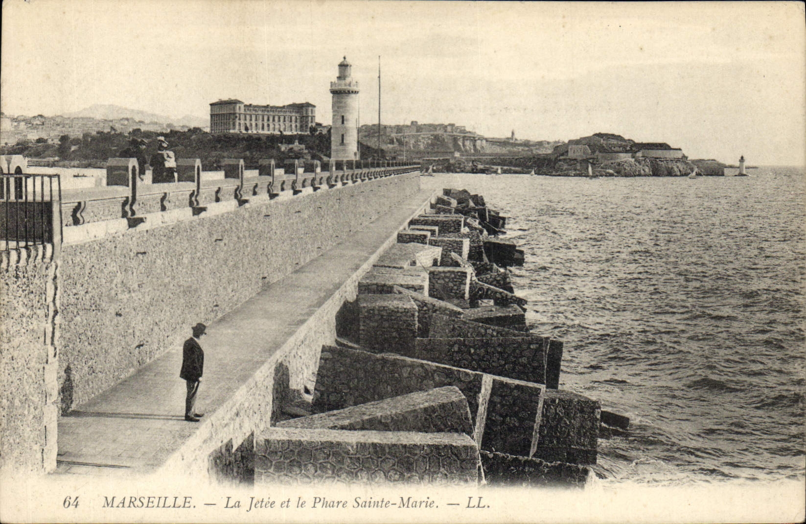 CPA Marseille La Jetee et le Phare Sainte Marie 