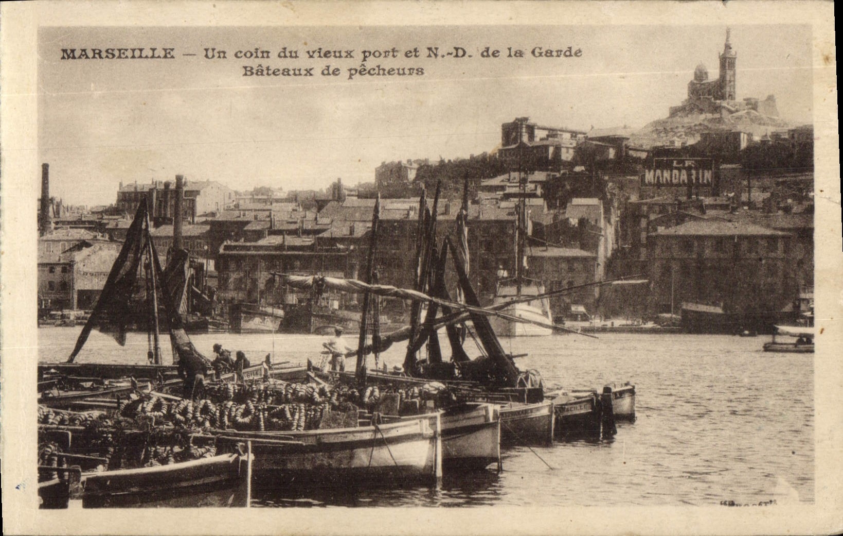 CPA Marseille un coin du vieux port et N D de la Garde bateaux de pecheurs