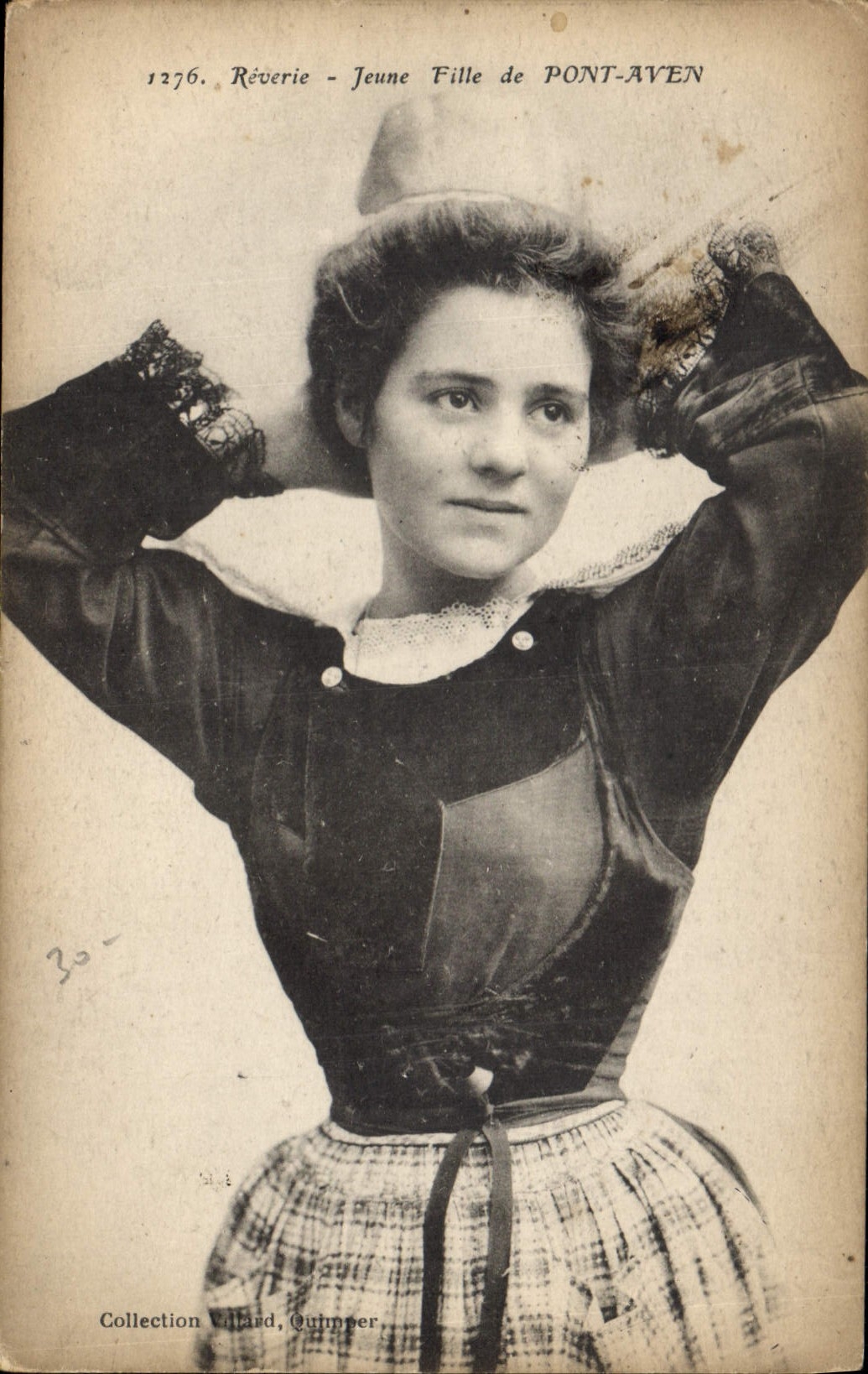 CPA Reverie Jeune Fille de Pont Aven Folklore