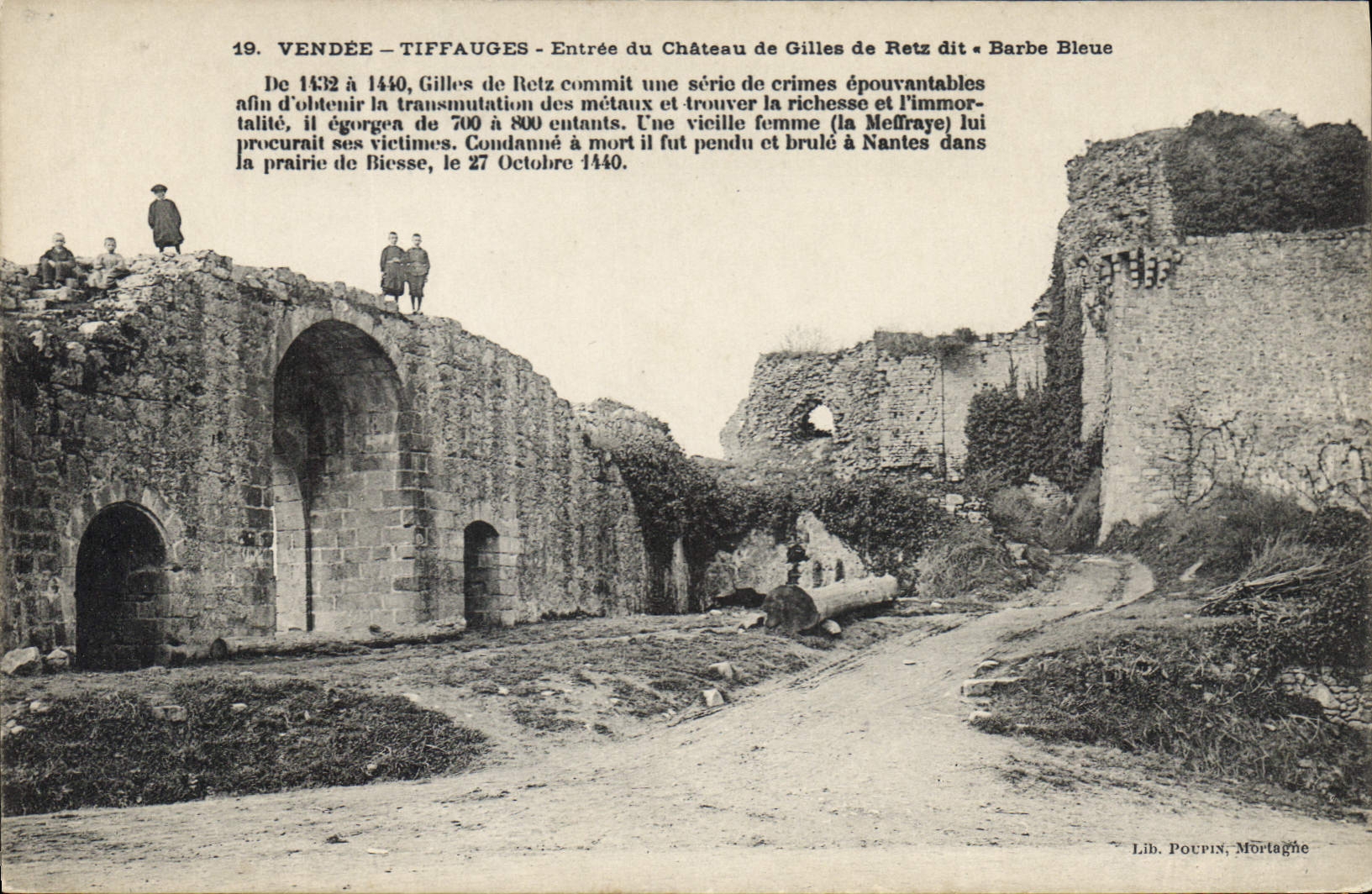 CPA Vendee Tiffauges Entree du Chateau de Gilles de Retz dit Barbe Bleue 