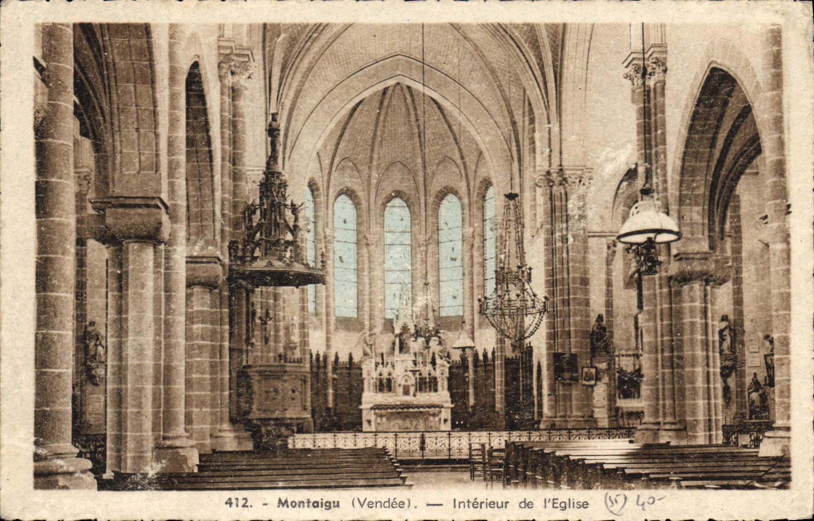 CPA Montoigu Vendee interieur de l'eglise 